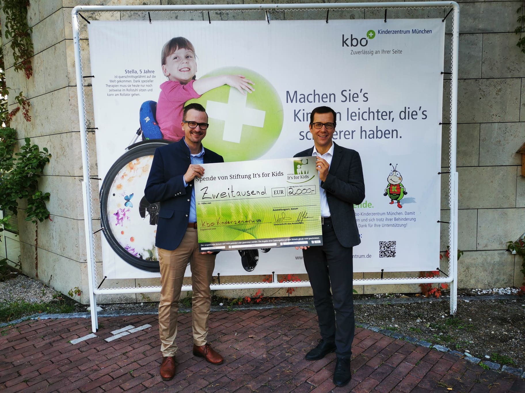 Überreichung des Spendenschecks Niels Kakies von der Stiftung It’s for Kids und Prof. Mall bei der Scheckübergabe